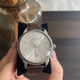 Hier verkaufe ich eine Uhr von Emporia Armani, welche ich ein bisschen aufbereitet habe mit einem neuen Armband. Das Glas hat ein zwei Macken, sonst funktioniert die Uhr einwandfrei.