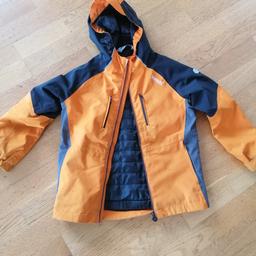 Verkaufe Regatta Outdoor Jacke, Größe 128, mit Licht am Arm und Innenjacke zum Auszippen. Wurde im Naturkindergarten getragen und ein paar Flecken gehen nicht mehr raus.