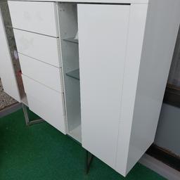Kommode in weiß zu verkaufen.
Kommode mit 5 Schubladen und 2 Schranktüren mit Glasflächen.
Maße: L×T×H
 140×35×115 cm.
Nur Selbstabholung, in Mannheim.