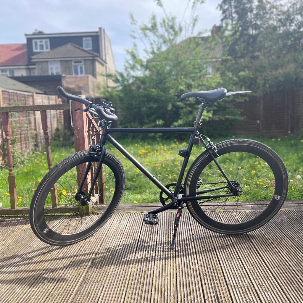 Almost brand new no logo bike single speed, buy it 7 months ago, not even a scratch i am selling cause i upgrade with new bike, perfect condition, super easy to ride doesn’t need any maintenance… prize negotiable