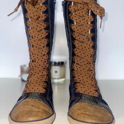 Winter style boots with fluffy lining
Padded / quilted look on outside
Good condition see pics
next 860286
Lace up details
Zip opening
Buckle detail to heel
Cute bunny badge