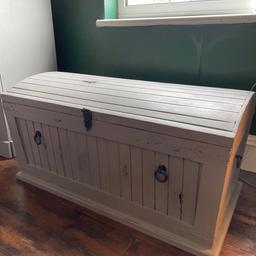 Grey wood chest / blanket box
W90cm x D45 x H45cm
Collection only. Open to offers