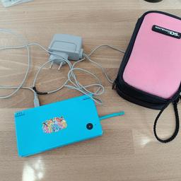 Nintendo DSi in türkis mit Stift, Ladekabel und rosa Tasche. Ladekabel ist repariert.