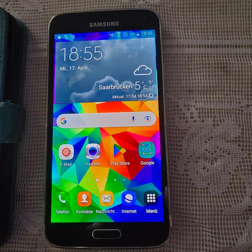 verkaufe hier wegen neu Anschaffung Samsung Galaxy S5 16GB es funktioniert einwandfrei.Es wurde immer in einem Flipcase mitgeführt keine Kratzer. HD Display das erste Modell von Samsung wo Tv drauf läuft. Ich bin privat Verkäufer keine Garantie und keine Rücknahme kann gegen Aufpreis versendet werden
