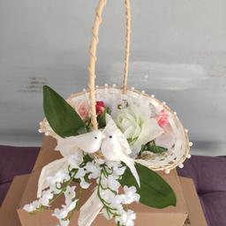 Hochzeit Blumenkörbchen 
Korbgeflecht 
mit 2 Tauben und Maiglöckchen Schleife und Ring dekoriert 
mit künstlichen Blüten gefüllt 
nicht Raucher Haushalt 
nur PayPal 
2 Stück je 5€