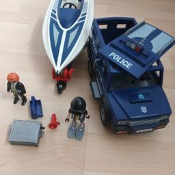 Playmobil Truck mit Anhänger und Speedboat.  Eine Taucherfigur und eine Polizeifigur plus Kiste usw. vhb