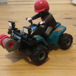 Ein Quad mit Figur (Ganster), Ein Motorrad mit Polizeifigur und ein Hoverboard mit Fahrerfigur, Kiste und Stassensperre. vhb