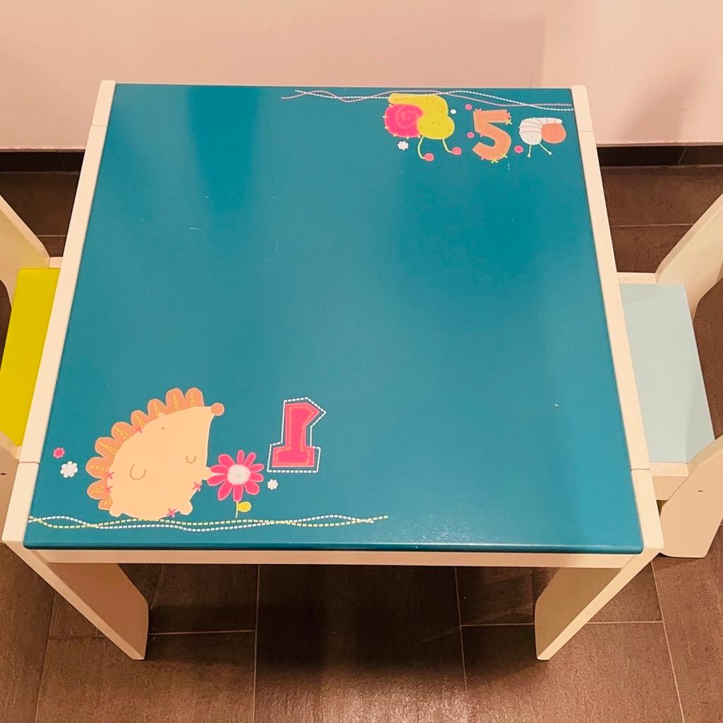 Kindertisch aus Holz mit 2 Stühlen, Maße 60x60x50. Gebrauchter, guter Zustand