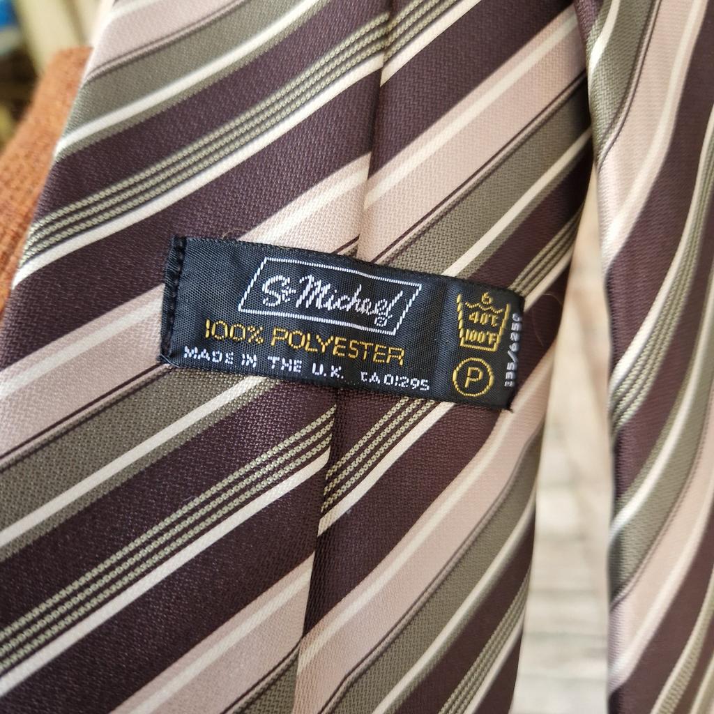 Vintage 1970s St Michael Marks and Spencer kipper tie. Brown, cream, and khaki diagonal textured stripes.
Width 4"
Polyester
Made in UK