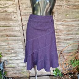 Vintage 1990s/y2k New Look midi/ knee length skirt. Navy blue/purple ish colour panels with sheer ladder details. Belt loops zip up side. 
Label says size 10
Waist measures 32,"
Length 26.5"
52% viscose 48% linen