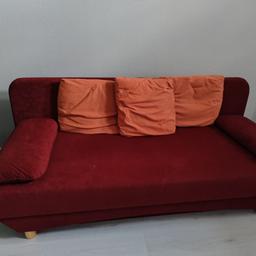 verkauft wird eine 3er Sitzer Couch. Wie auf den Bildern zusehen hat diese Couch einen kleinen Fleck. Diese Couch hat eine Schlaffunktion und einen Bettkasten. Das ist ein Privatverkauf daher keine Garantie, Gewährleistung, Haftung und Rücknahme! Kein Versand! Verkaufe nur an Selbstabholer Raum Düsseldorf/Hilden. Bei Fragen gerne melden.