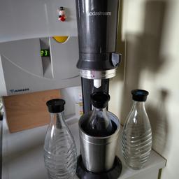 SodaStream mit 3 Glasflaschen und Kartusche