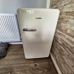 Comfee under the counter fridge retro style

49D x 48.8W x 83.5H centimetres

93L
Excellent condition apart from small minor dint displayed on one of the photos.

Only reason for selling as no where to put it.

£50

Usually £160-£180 brand new.