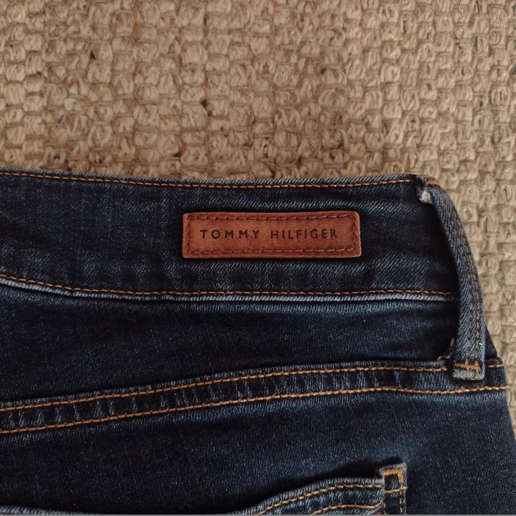Dunkelblaue Damenjeans von Tommy Hilfiger, Größe 30/32, Material: Organic Cotton. Die Jeans ist in einem einwandfreien Zustand.