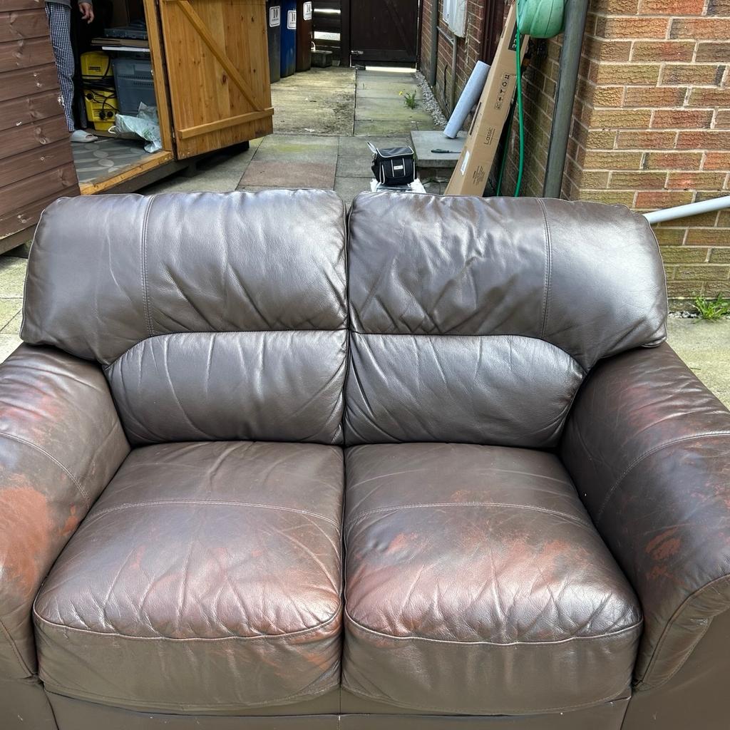 A 2-3 seater chocolate brown leather sofa for sale.

Extremely comfortable seats, back & arm rests.

Used, with minimal wear and tear.

Available for collection from Blackburn, Lancashire.