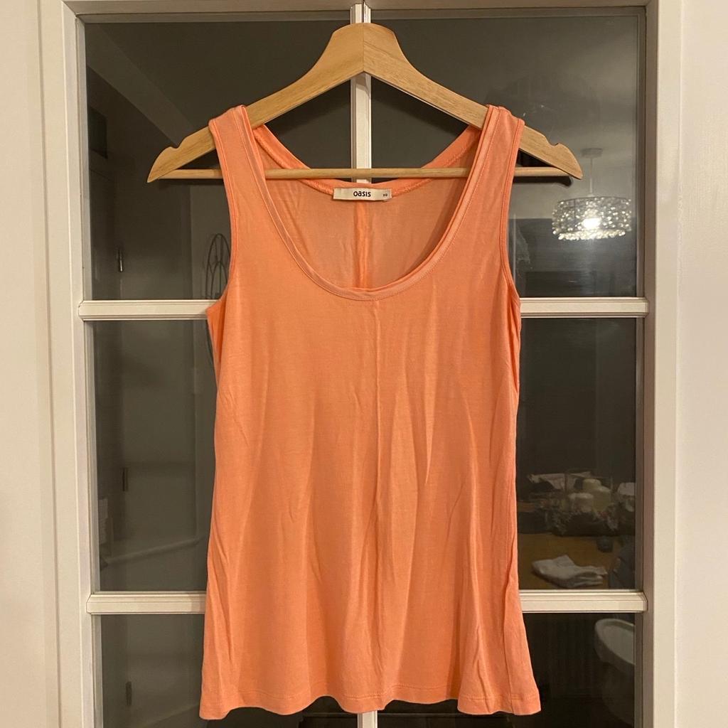 A white top from H&M in a women’s size S.

An orange top from Oasis in a women’s size S.

In a used but good condition.

From a smoke and pet free home.