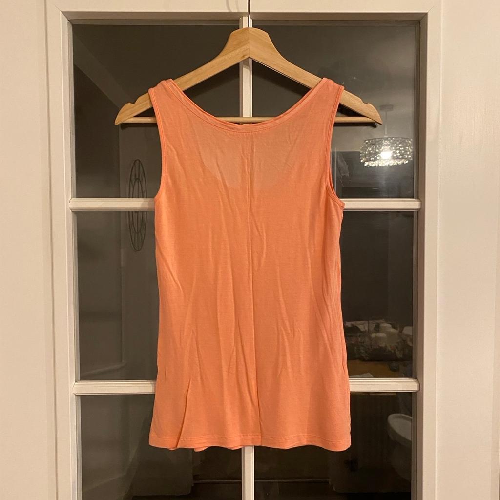 A white top from H&M in a women’s size S.

An orange top from Oasis in a women’s size S.

In a used but good condition.

From a smoke and pet free home.