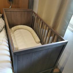 Der Bettboden kann in zwei Höhen montiert werden.

Eine der Bettseiten kann abgenommen werden, wenn das Kind größer ist und selbst ins/aus dem Bett klettern kann.

Bezug der Matratze mit 60 Grad waschbar, einwandfreier Zustand. 
Kann gerne besichtigt werden.