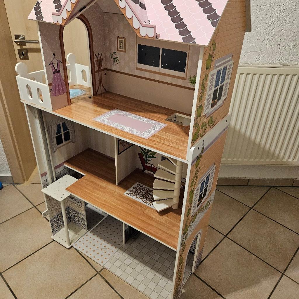 Hallo,
unsere Tochter möchte gerne ihr Puppenhaus mit Zubehör verkaufen.

Es befindet sich in super Zustand.

Bei Fragen können Sie mir gerne eine Nachricht hinterlassen.