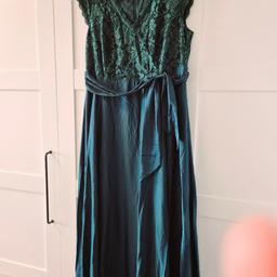 Verkaufe mein wunderschönes Abendkleid von Christian Berg in Smaragdgrün. Oben wie unten gleiche Farbe. (Siehe foto 3) Auf Foto schaut es zweifarbig aus. 
Bei Fragen Pn 
RÜCKGABE AUSGESCHLOSSEN,PRIVATVERKAUF