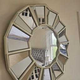 Set of 2 round mirrors, good condition only a few tiny scratches hard to see.
Size 23.5 x 23.5inch