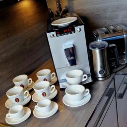CAFEO SOLO Kaffeeautomat mit WMF Milchaufschäumer und Tassensortiment. Sehr guter Zustand. Muss Geburtastagsgeschenk Platz machen,