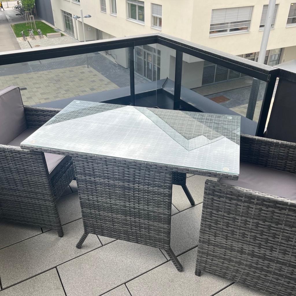 Balkonmöbel Set in grau/Rattan
nur wenige Male benutzt
Tisch + 2 Stühle + zusammenschiebbar