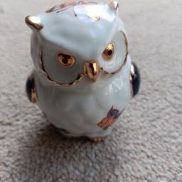 A very pretty little owl ornament - Ceramic - Very vibrant colours - 8 cm high.