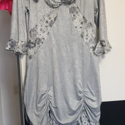 biete hier ein graues Kleid der Marke Udo Zaldi in der gr. 44 zum Verkauf an.

Dies ist ein privat Verkauf, keine Garantie oder Rücknahme.