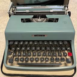 Alte Schreibmaschine Olivetti Lettera 32 mit Tasche und Anleitung. Sie funktioniert einwandfrei.