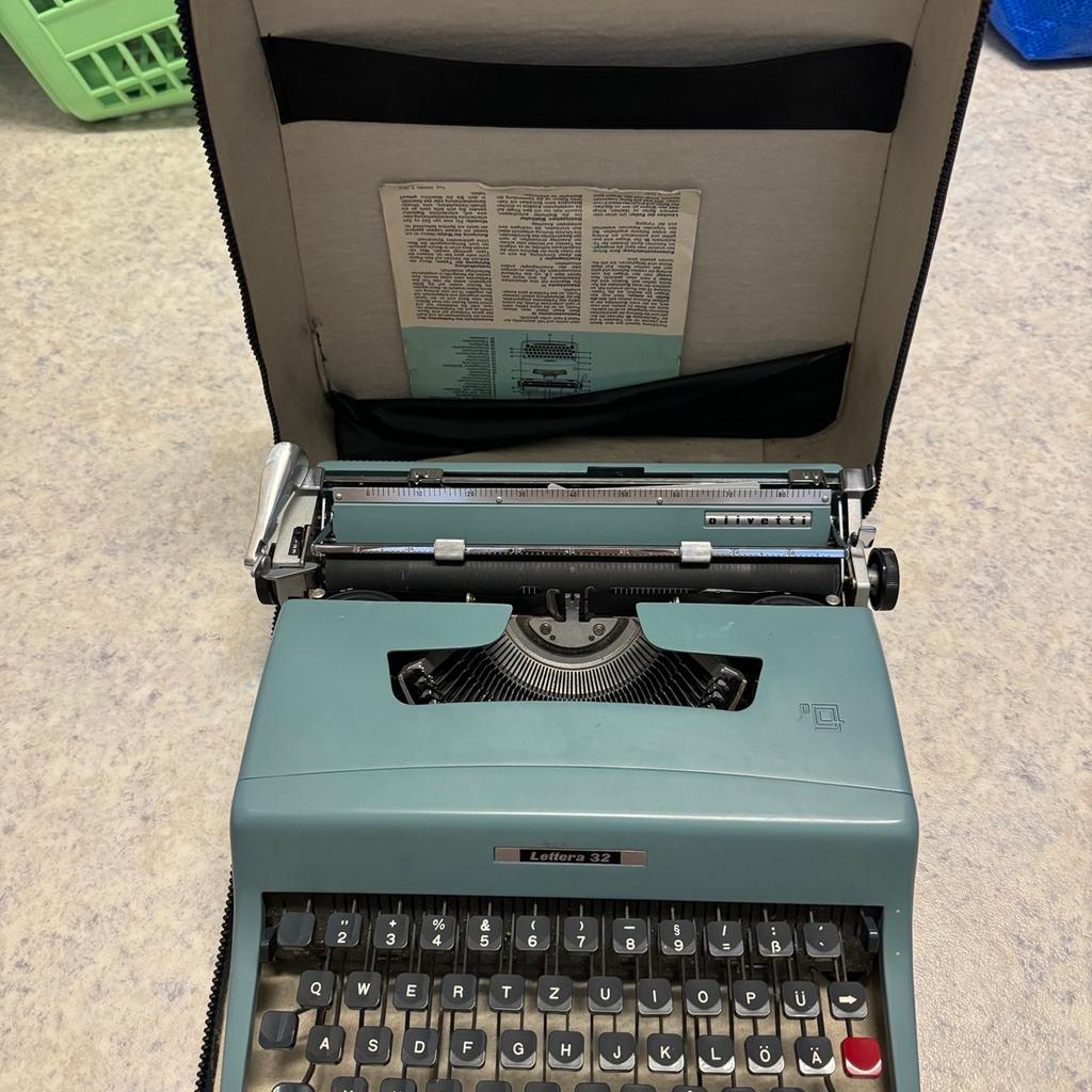 Alte Schreibmaschine Olivetti Lettera 32 mit Tasche und Anleitung. Sie funktioniert einwandfrei.
