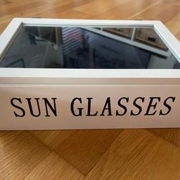 Box zur Aufbewahrung von Sonnenbrillen herzugeben. Verschenke sie gerne, unsere Tochter würde sich bestimmt über ein paar Schokobons freuen ☺️