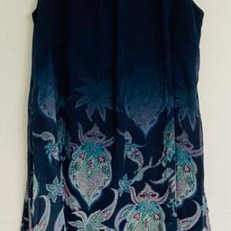 Desigual Kleid Gr. L

Blautöne mit schöner Musterung
Gefüttert (nicht transparent)
Trägerkleid
Neuwertiger Zustand!
Porto trägt bei Versand der Käufer!
