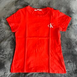 -Kurzes rotes Calvin Klein T-Shirt
-Nur wenige Male angezogen