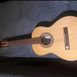 Verkaufe Pro Arte Konzertgitarre modell gc 75 ii mit dazugehöriger Tasche. Zustand wie neu!