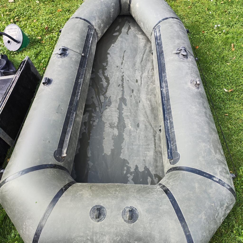Aufblasbares Schlauchboot der Marke Omega mit Holzbodenplatten.
Zubehör:Paddel 2x,Holzbodenplatten 2x, Luftpumpe, Tragetasche
2-3 mal benutzt