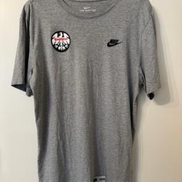 Verkaufe hier ein T-Shirt von Eintracht Frankfurt
Marke: Nike
Farbe: Grau
Größe: M
Zustand: sehr gut / neuwertig
Abholung und Versand möglich. Versand zahlt Käufer.
Keine Garantie oder Rücknahme, da Privatverkauf. Bei Fragen, gerne schreiben.