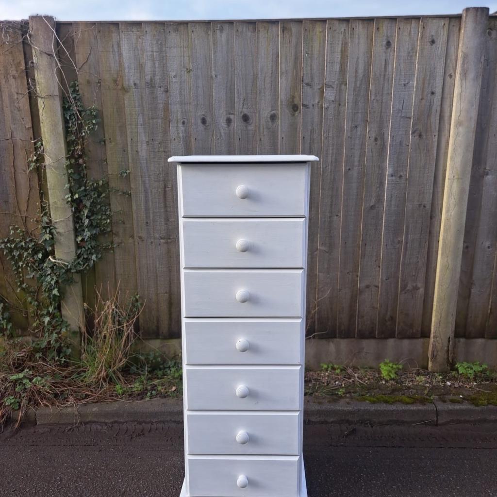 Stunning set of Tallboy Drawers

Painted in Windsor White & then waxed to seal

Only £60 bargain

Great set of drawers in good clean condition

Collect BL5

X