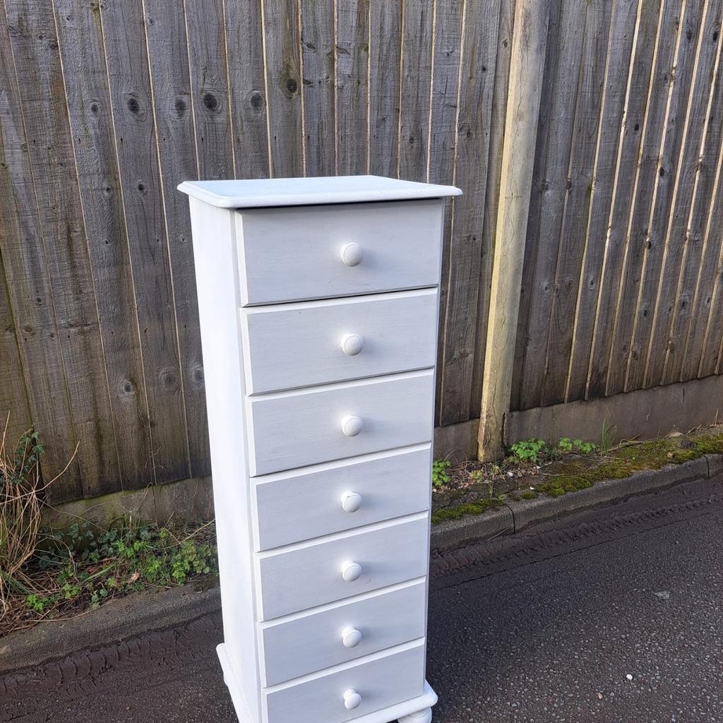 Stunning set of Tallboy Drawers

Painted in Windsor White & then waxed to seal

Only £60 bargain

Great set of drawers in good clean condition

Collect BL5

X