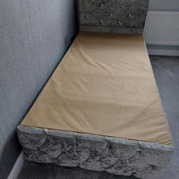 crushed velvet single bed frame only (no mattress)
brilliant condition
has 2 pull out storage draws
comes from a pet free and smoke free home