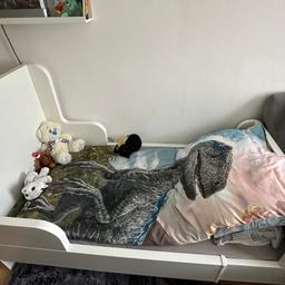 Wir bieten unser sehr gut erhaltenes Kinderbett mit Matratze von IKEA an. Es wurde gar nie gebraucht. Es ist ausziehbar und geeignet für mehrere Größen eines Kindes . Die Maße sehe Bilder 

Rauchfrei und Trierfreihaushalt 
Privatverkauf daher: keine Garantie und keine Rücknahme.