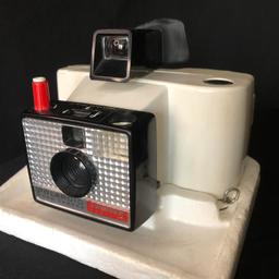 Ich biete hier eine alte vintage Kamera an. 
Polaroid Swinger Model 20.
Sie stammt aus den 1970er Jahren.
Abholung in 46535 Dinslaken oder auch Versand möglich (der versicherte Versand innerhalb Deutschlands kostet 5 Euro, andere Länder auf Anfrage).
Zahlung per Überweisung, Paypal oder bar. 
WK5
