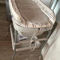 CHICCO Cuddle & Bubble changing table and bath unit with storage and washable changing pad. The unit is in good condition and looks great in a nursery. Collection only from Putney/Southfields (SW19)