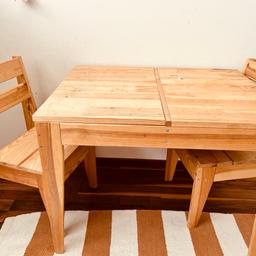 Kinder Maltisch mit Farbstift-Spuren
2 Kinderstühle inklusive
Tisch ist aufklappbar auf beiden Seiten zum Verstauen von Kunstwerken und Malstiften

Massives Holz