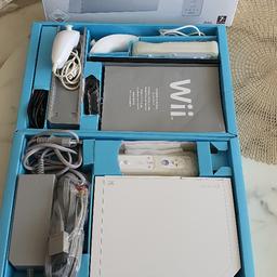 Nintendo Wii Sports Konsole Set in Weiß sehr schöner gebrauchter Zustand.
INHALT:
Wii Konsole ( Ohne Sports Spiel)
Wii Konsolenständer
Wii Ständerplatte
Wii 2× Fernbedienung
Wii 2×Handgelenksschlaufe
Wii 2×Nunchuk
Wii Sensorleiste
Wii Sensorleisteständer
Wii Netzteil
Wii Av Kabel
Wii drei Klebstreifen für sensorleiste
Wii 2×Fernbedienungshülle
Anleitungen und Orginalschachtel
Alles in guten Zustand nur das eine Deckel von Konsole oben kaputt siehe Foto [4]