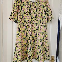 Floral pattern dress, slightly stretchy material, keyhole design front, size 16.. like new.

cash and collection only, thanks.
possible delivery to Conisbrough on Saturday mornings only around 11 am.