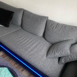 Verkaufe hier mein Sofa wegen Umzug. Ist 4 Monate im Gebrauch gewesen in guten Zustand plus eingebaute LEDs mit Fernbedienung