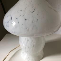 Verkaufe wunderschöne Mushroom Pilzlampe (Höhe ca. 28 cm) . Handgefertigter Designklassiker. Space Age Entwurf aus den 60er Jahren. Vermutlich von Fischer oder Peill und Putzler. Klassisch und Edel, passt zu jedem Einrichtungsstil. Ein hochwertiger Hingucker! Macht ein tolles eindurckvolles Licht. Sehr guter Erhaltungszustand. Keine Risse, Chips o.ä. Das Opalglas hat eine wunderbare Struktur. Privatverkauf - keine Rücknahme, Garantie oder Gewährleistung. Wird Versand erforderlich, wären die entsprechenden Versandkosten (Porto und Verpackung) vom Käufer zu übernehmen. Hab auch andere schöne Sachen.