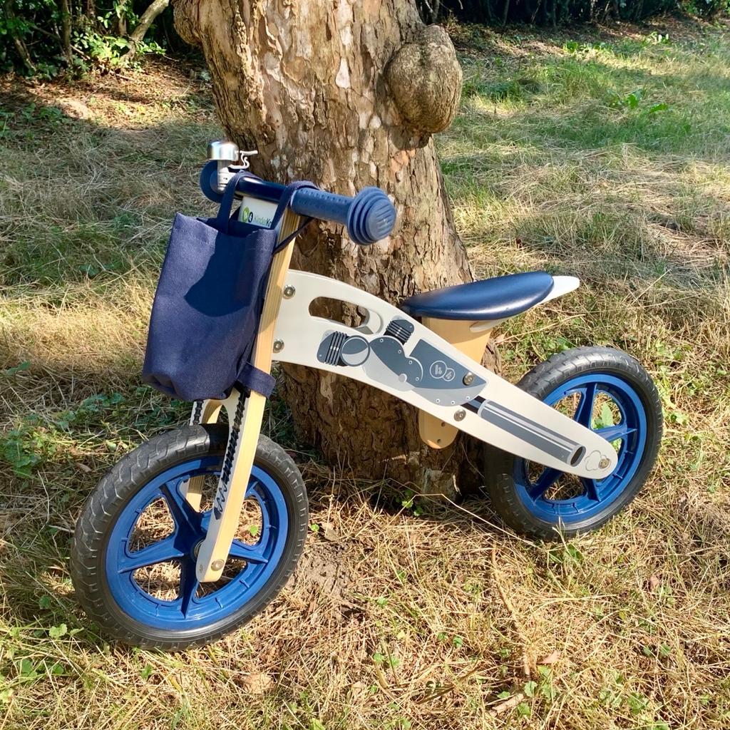 Weiß-Blaues Laufrad, bedruckt wie ein Motorrad mit Lenkertasche und Klingel.

Der Rahmen ist aus Holz und somit nicht so schwer wie ein Metallrad. Es ist auch ein praktischer Tragegriff enthalten.

Gründlich gereinigt!