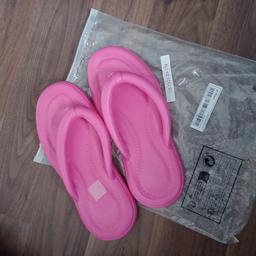 ladies brand new ,still in bag pink flip flops from shein.Size 36-37 ,4 -41/2 .£3.50.collect only.